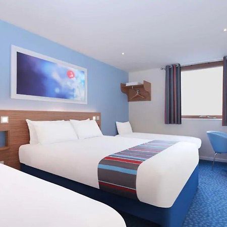 Travelodge Bracknell Central מראה חיצוני תמונה