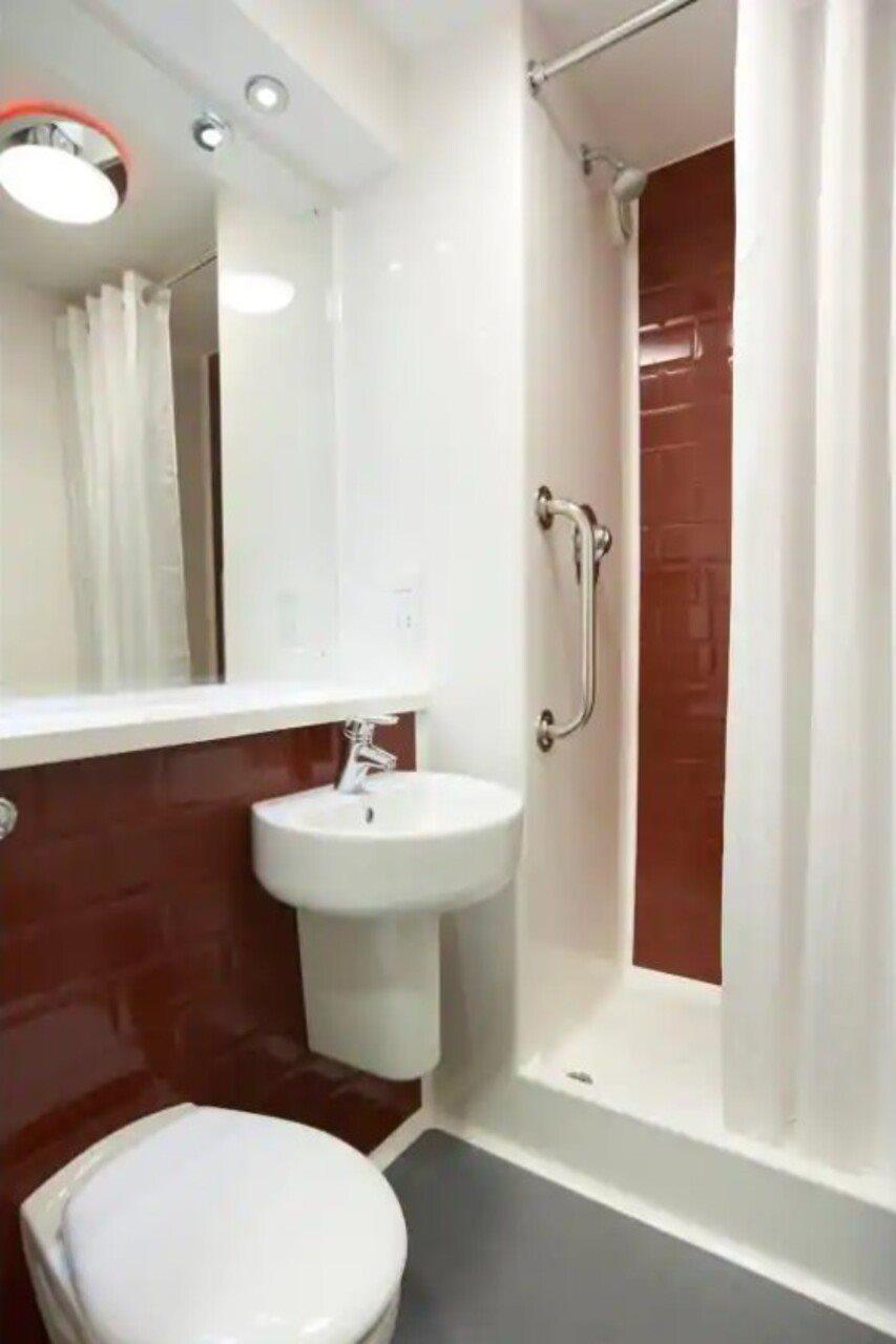 Travelodge Bracknell Central מראה חיצוני תמונה