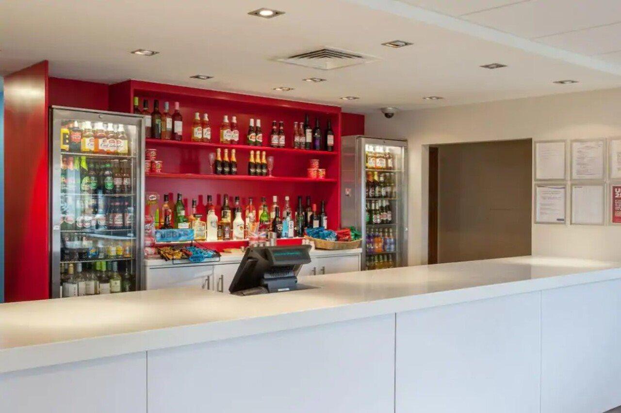 Travelodge Bracknell Central מראה חיצוני תמונה